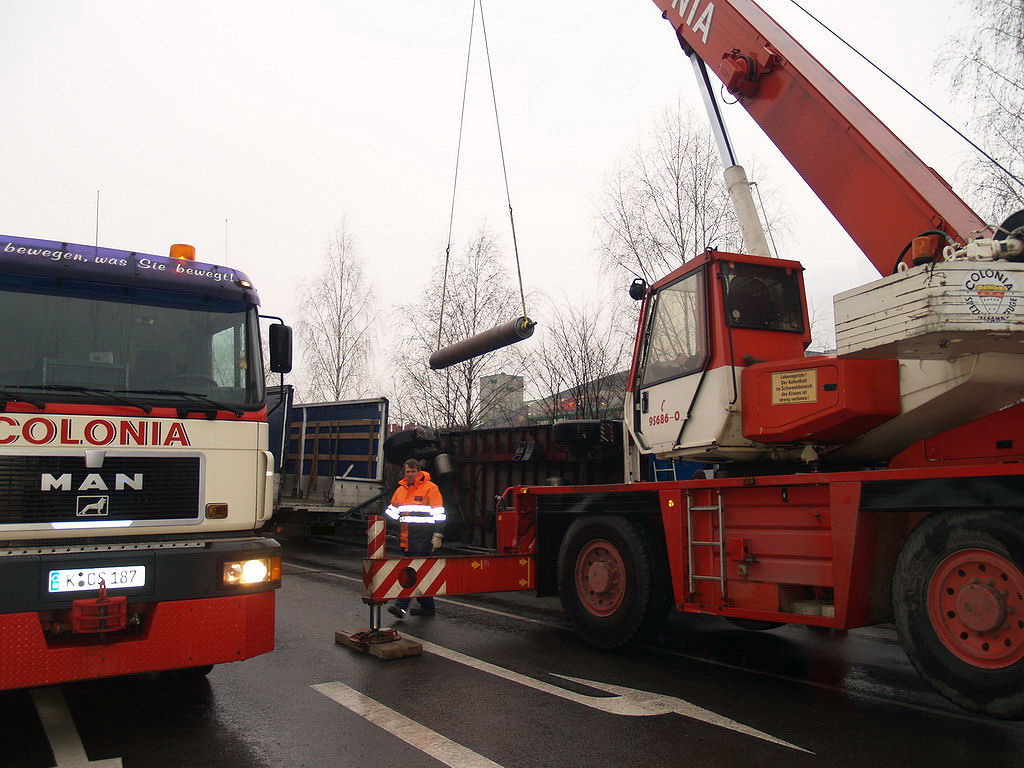 LKW Anhaenger umgekippt Koeln Niehl Geestemuenderstr Industriestr P41.JPG